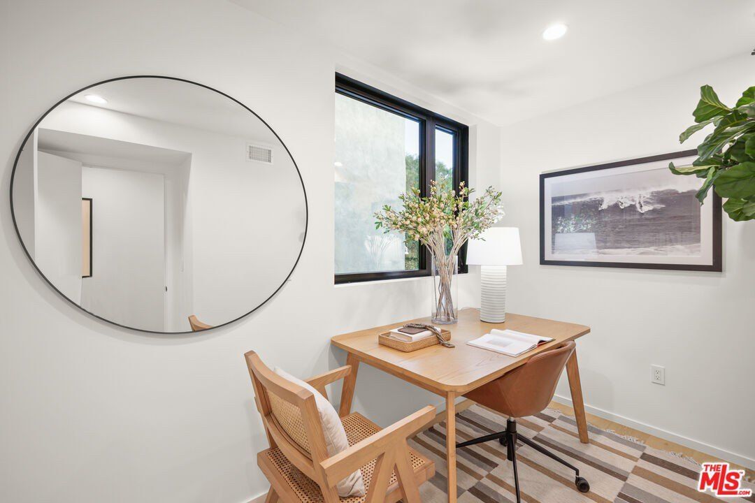 2530 Beverley Ave. Santa Monica, CA 90405