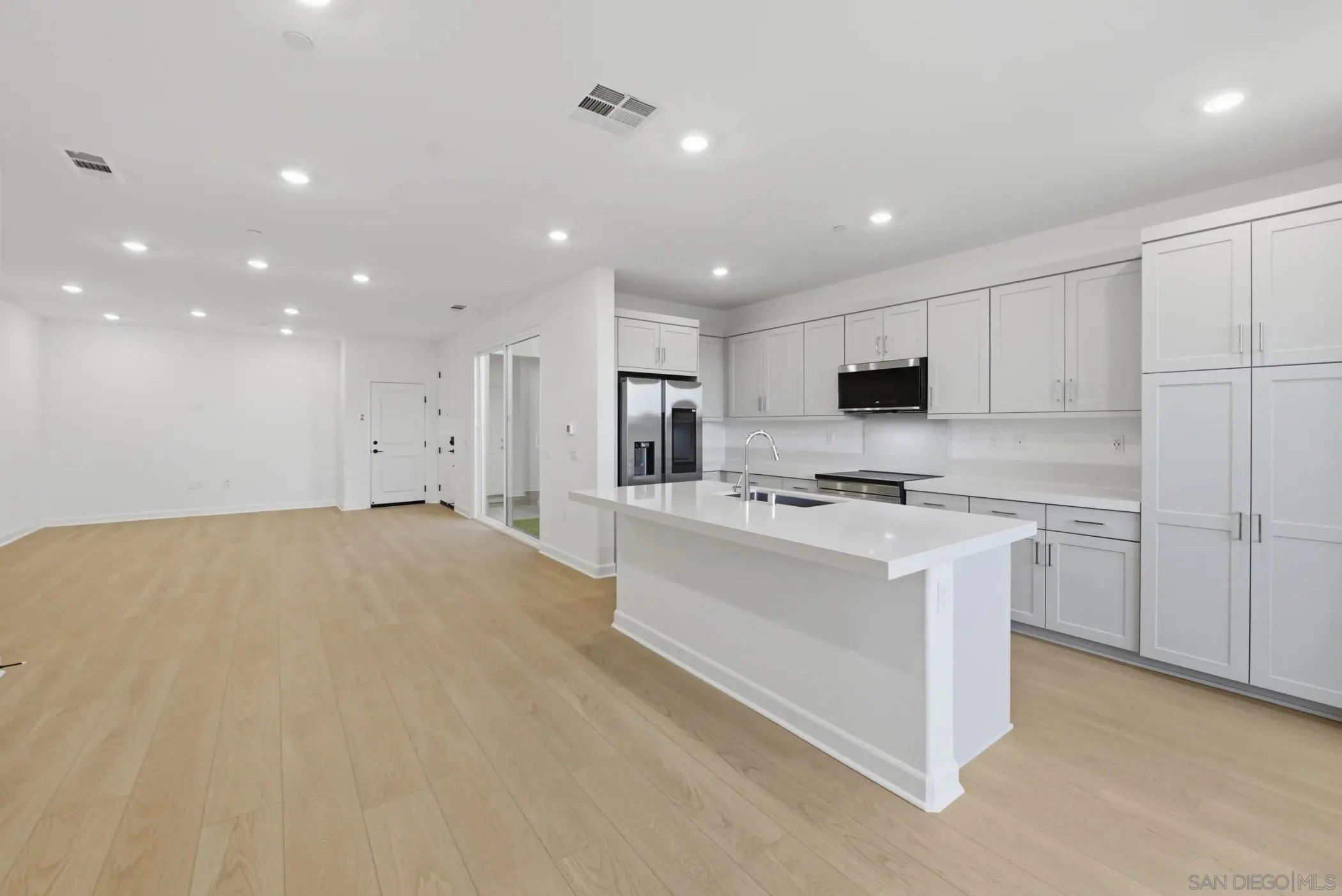 112 Village Walk Way. Ramona, CA 92065