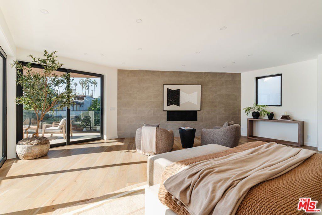 726 Howard Street. Marina Del Rey, CA 90292