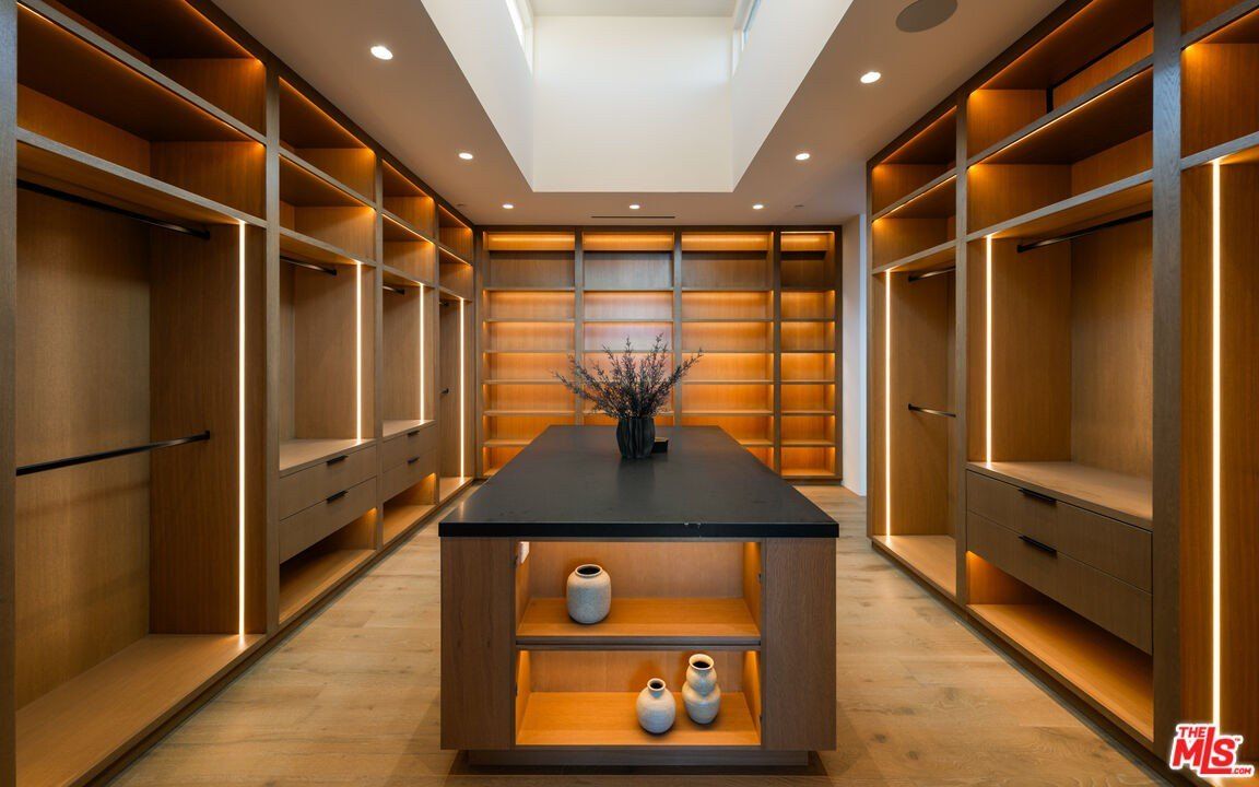 1204 Chickory Ln. Los Angeles, CA 90049