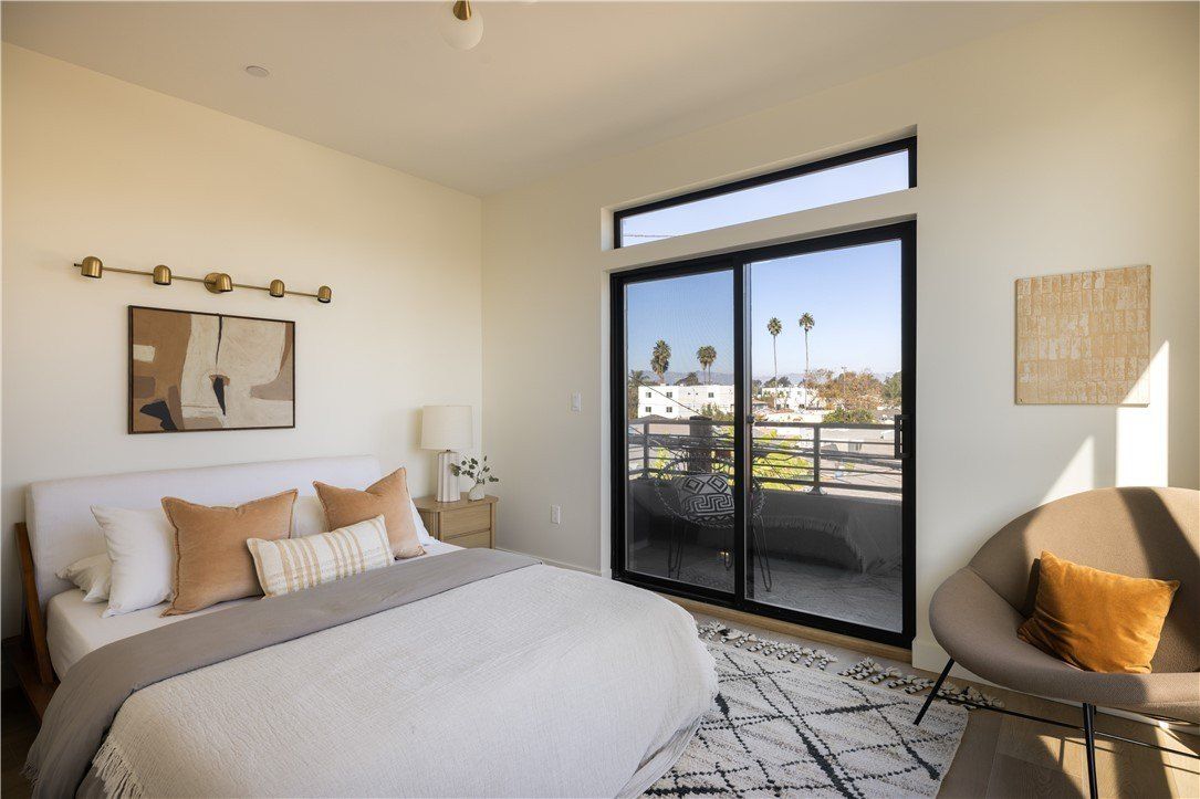 5443 Blackwelder. Los Angeles, CA 90016