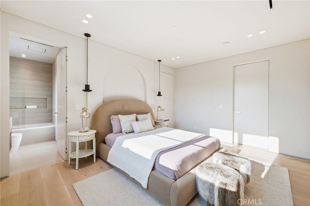 16782 Otsego. Encino, CA 91436