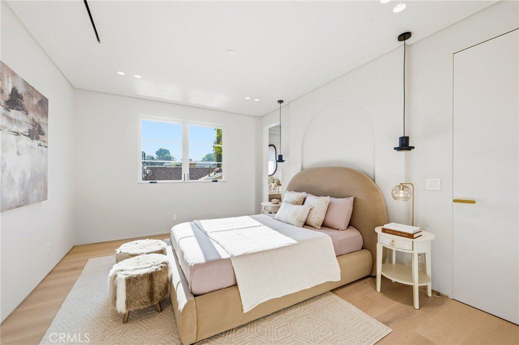 16782 Otsego. Encino, CA 91436