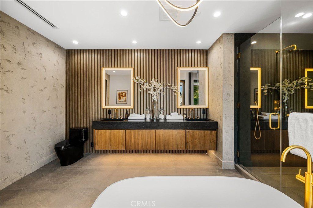 5244 Tampa Ave. Tarzana, CA 91356