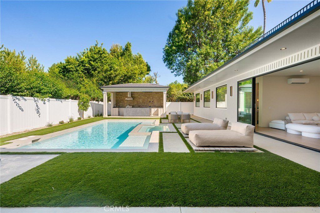 16728 Morrison Street. Encino, CA 91436