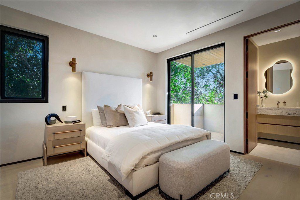 13221 Hesby. Sherman Oaks, CA 91423