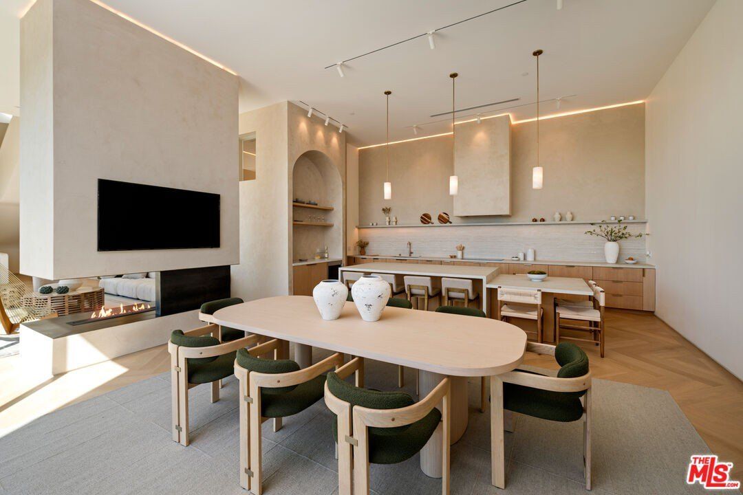 3699 Alta Mesa Dr. Studio City, CA 91604