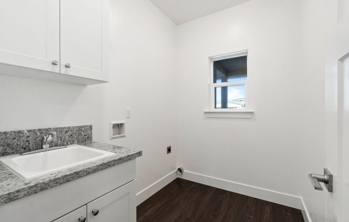 1207 Via Valencia. Madera, CA 93637