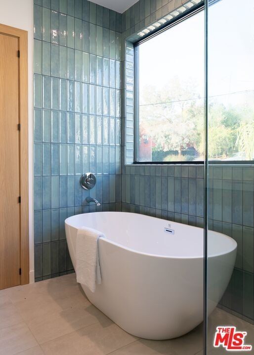 2820 Avenel St. Los Angeles, CA 90039