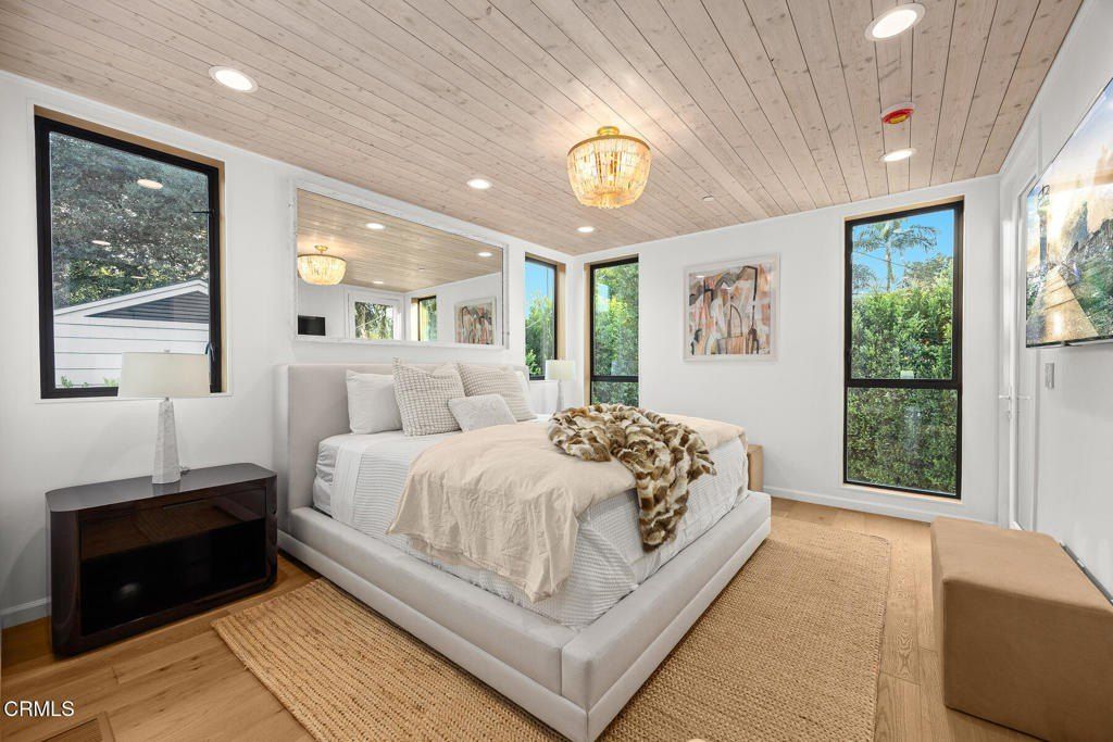 10747 Valleyheart Drive. Studio City, CA 91604