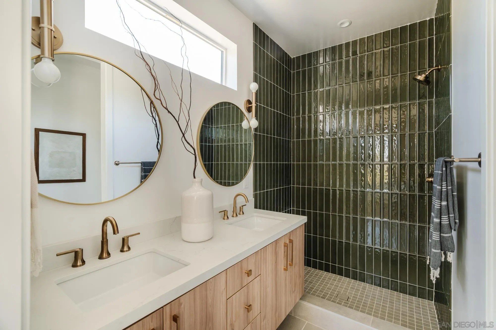 3868 N Riley Ln. Los Angeles, CA 90065