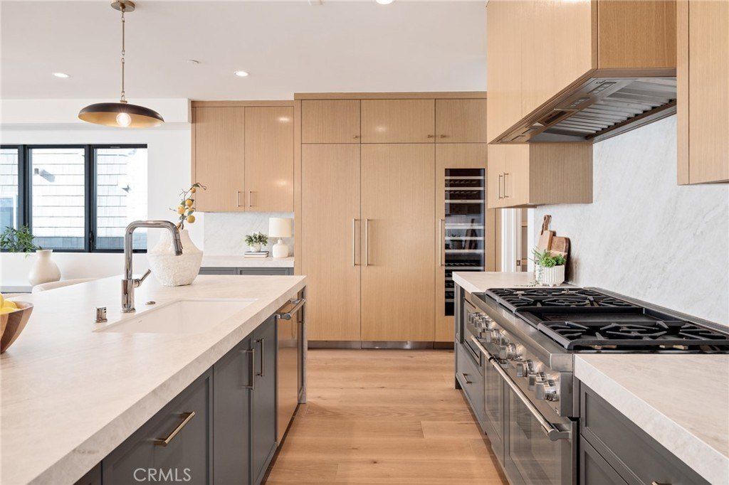 213 Bayview Drive. Manhattan Beach, CA 90266