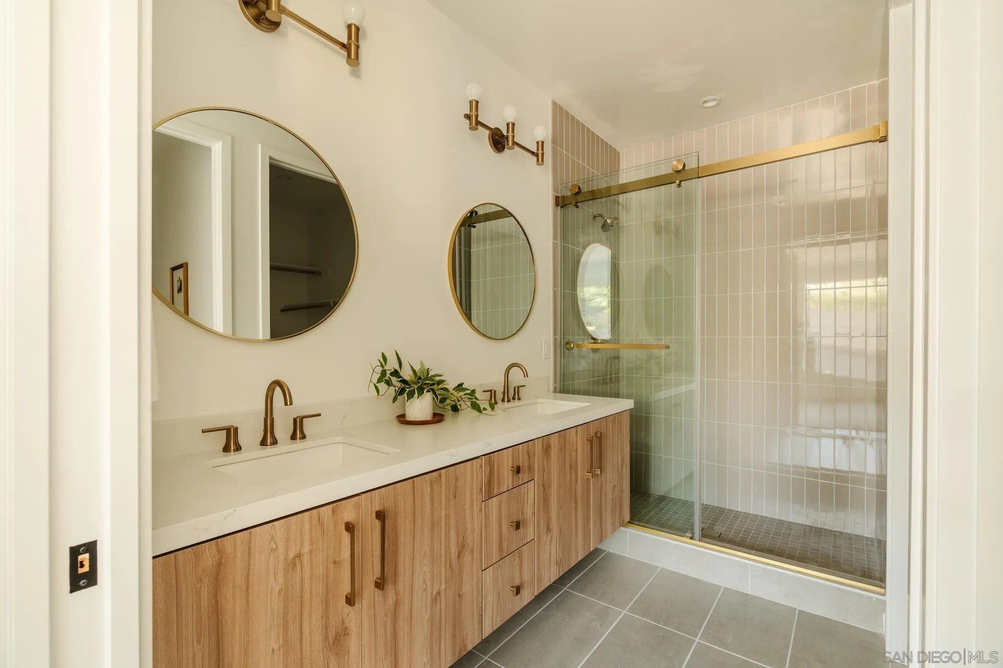 3867 N Riley Ln. Los Angeles, CA 90065