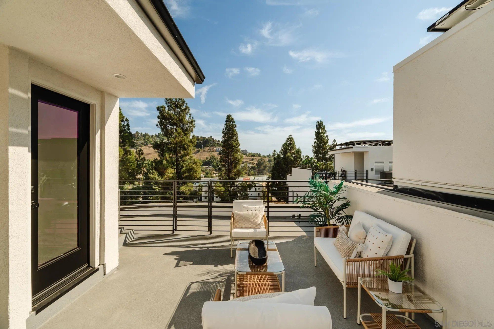 3867 N Riley Ln. Los Angeles, CA 90065