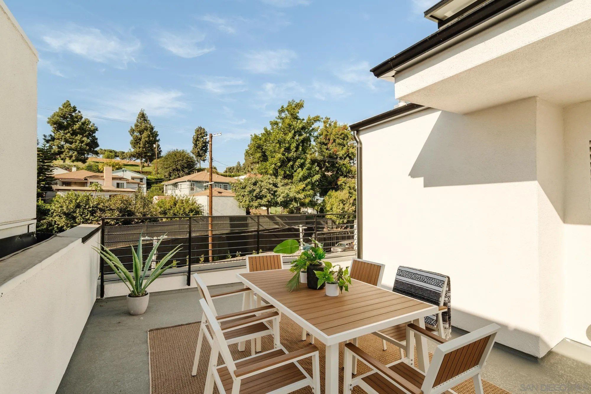 3867 N Riley Ln. Los Angeles, CA 90065