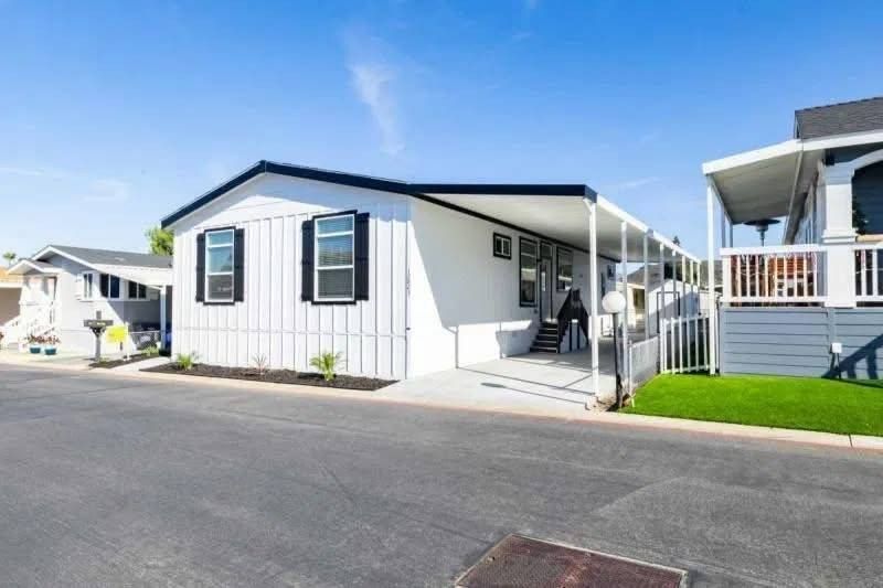 12823 Estrella Vista. Poway, CA 92064