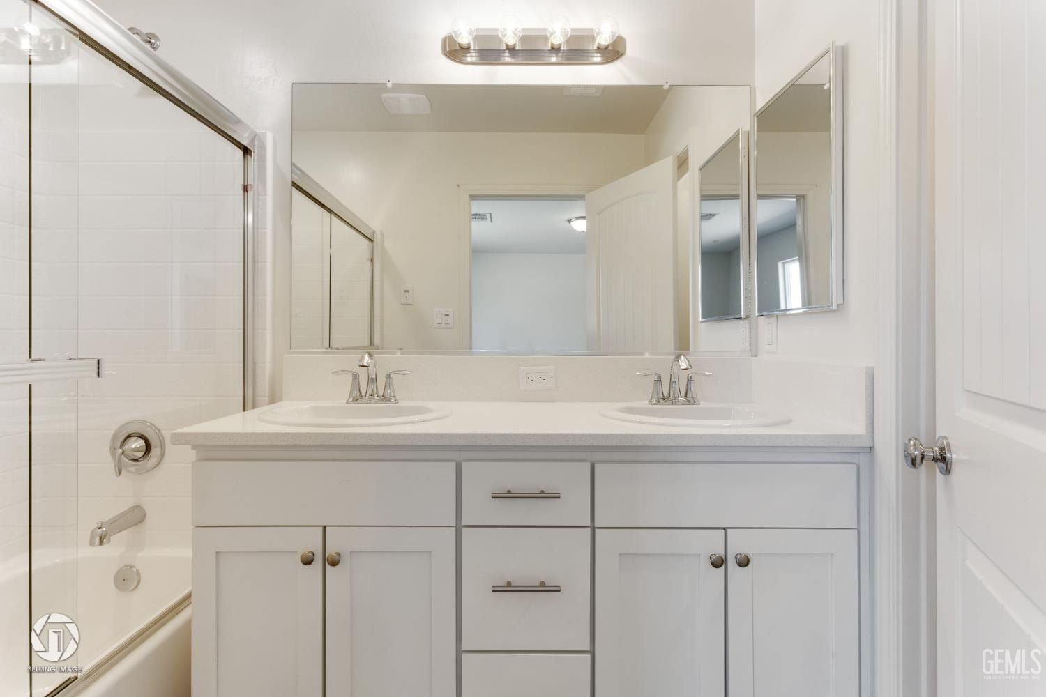 715 Sammy Way. Shafter, CA 93263