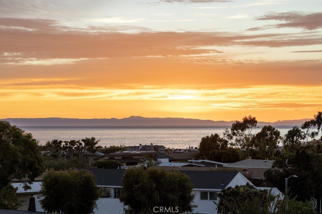 511 Seaward. Corona Del Mar, CA 92625