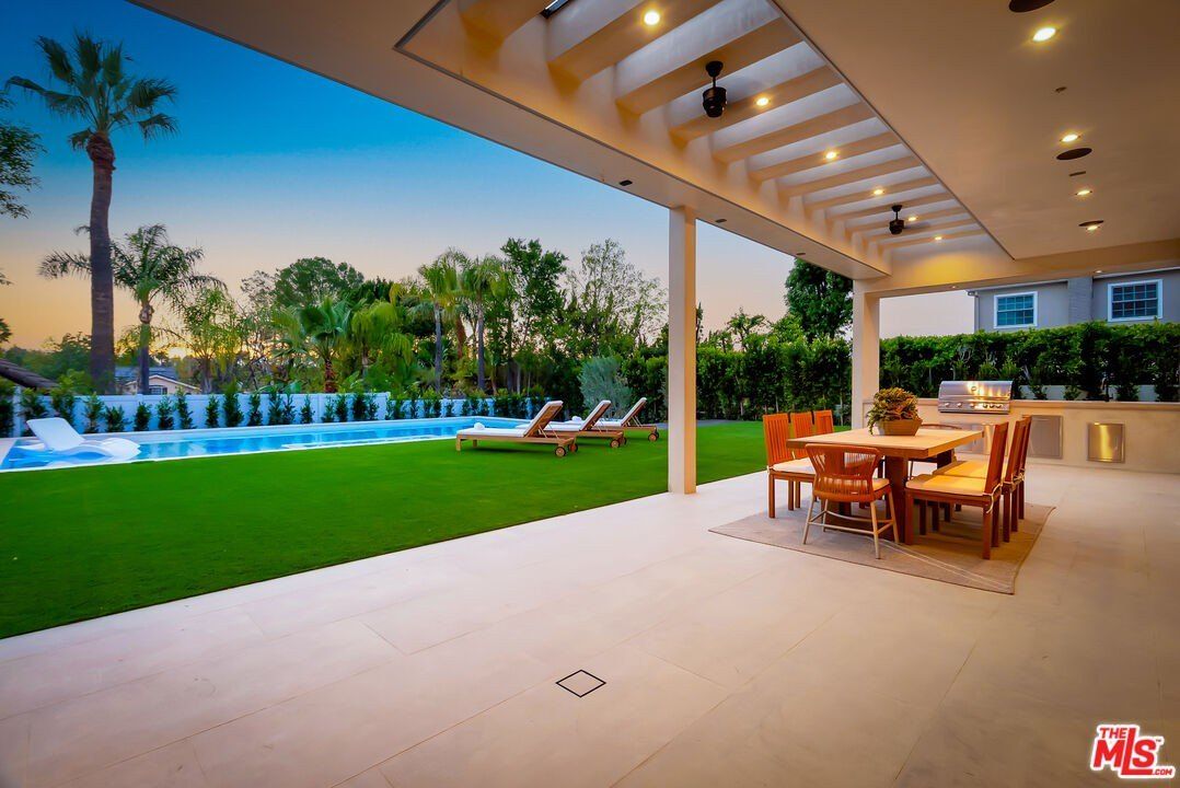 5411 Vanalden Ave. Tarzana, CA 91356