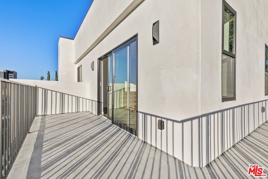 5152 Etiwanda Ave. Tarzana, CA 91356