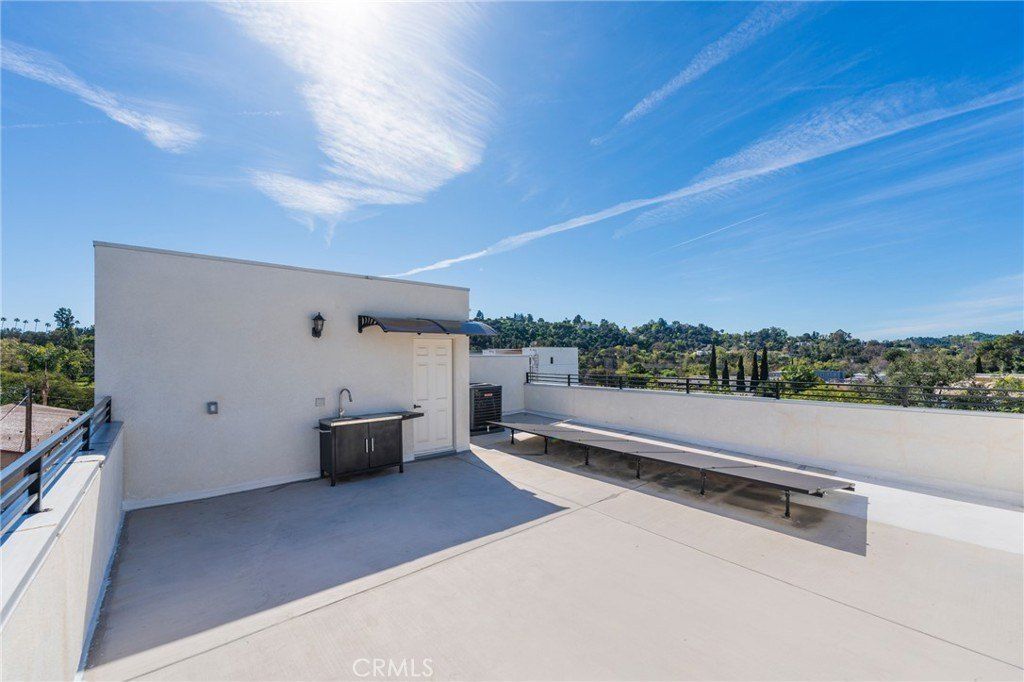 712 12 N Chestnut Ave. Los Angeles, CA 90042