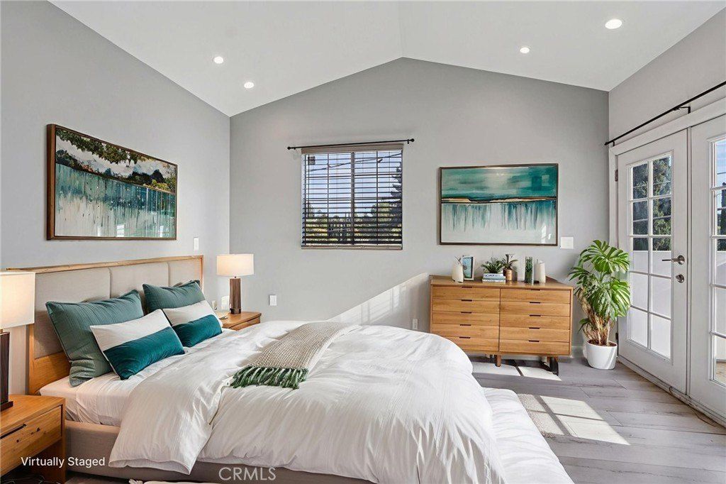 24334 Crestlawn Street. Woodland Hills, CA 91367