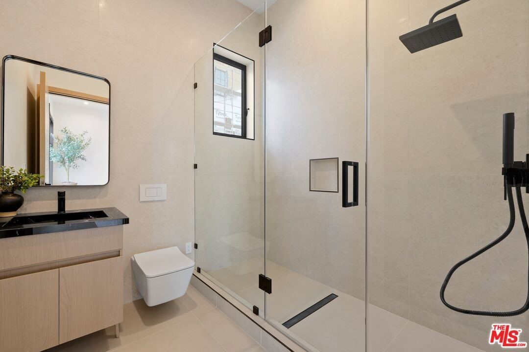 5200 Oakdale Ave. Woodland Hills, CA 91364