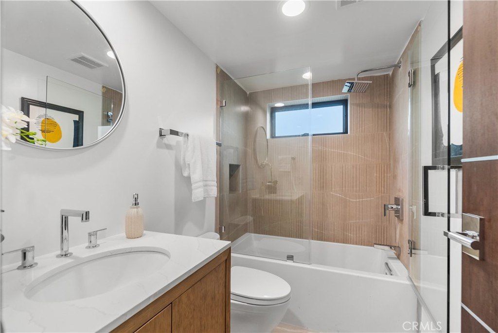 214 El Porto Street. Manhattan Beach, CA 90266