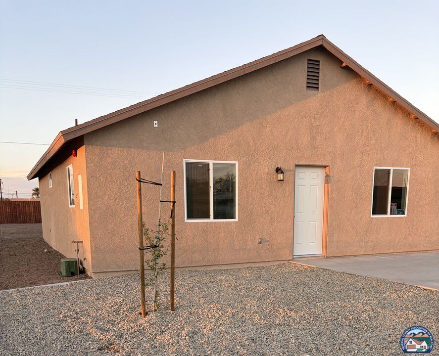 376 E Heil. El Centro, CA 92243