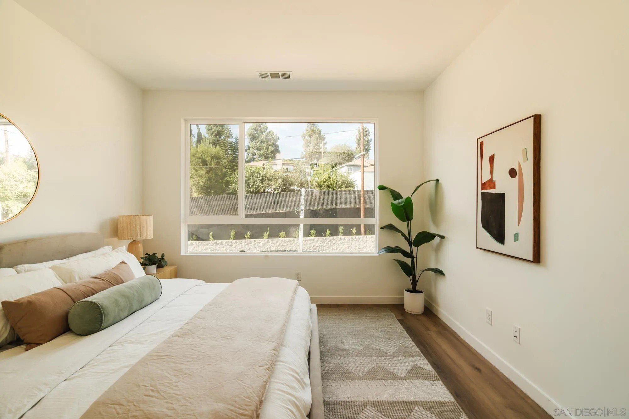 3863 N Riley Ln. Los Angeles, CA 90065