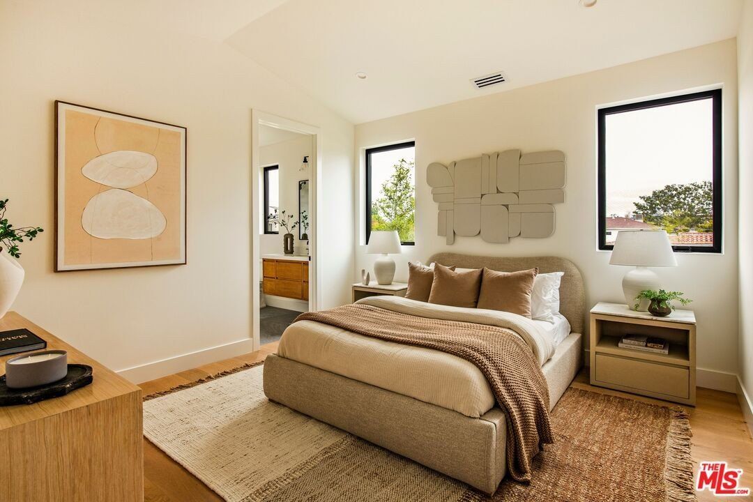 1016 Palms Blvd. Venice, CA 90291