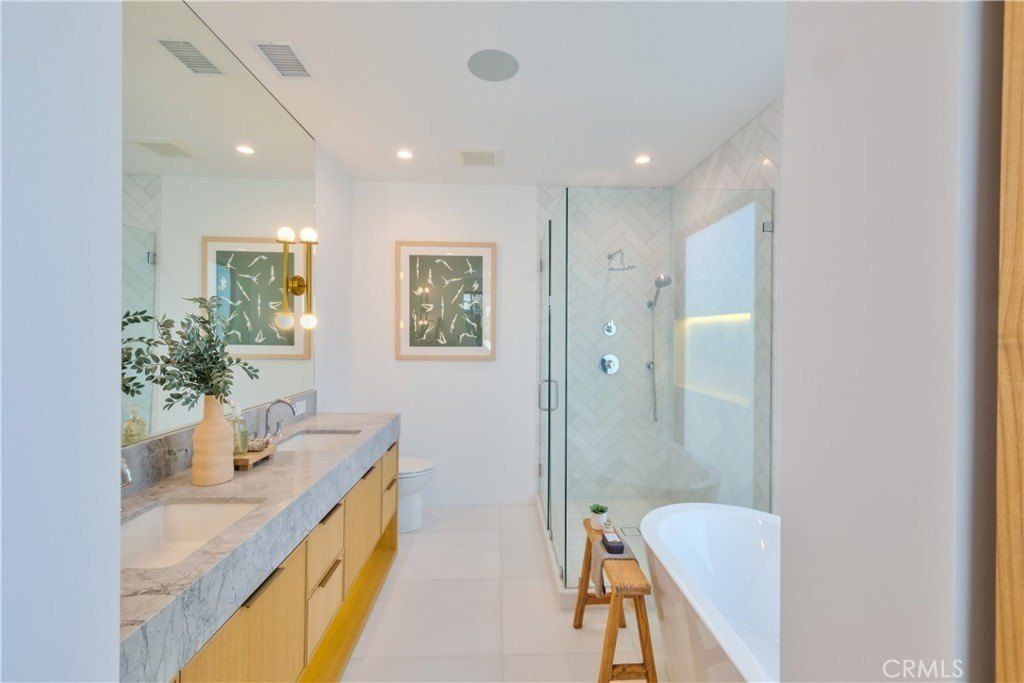 707 2Nd Street Street. Hermosa Beach, CA 90254