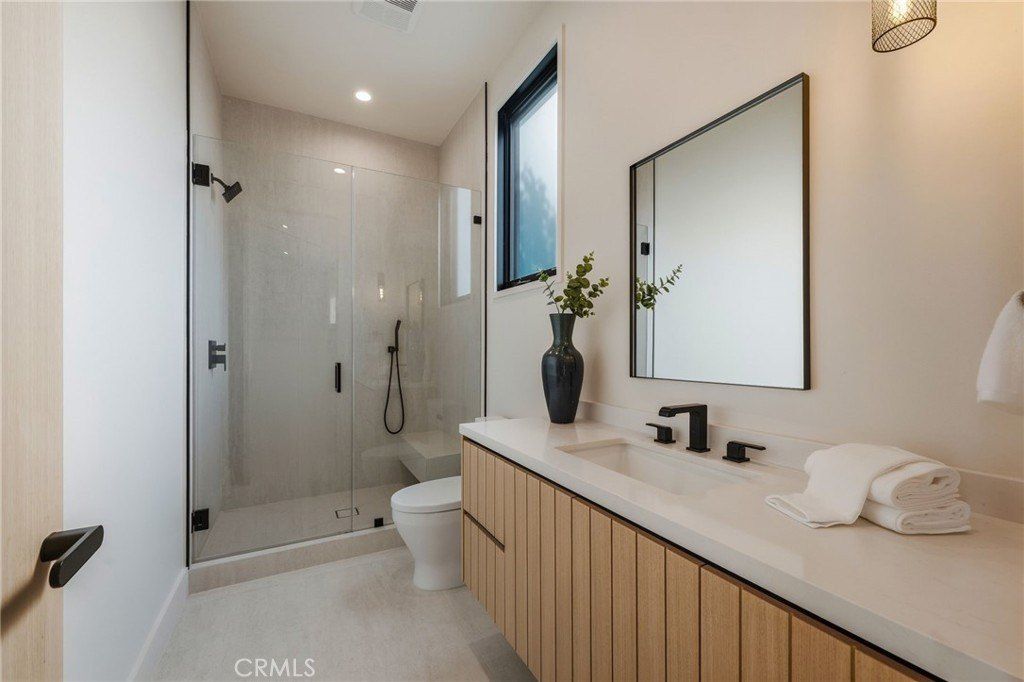 16252 Addison Street. Encino, CA 91436