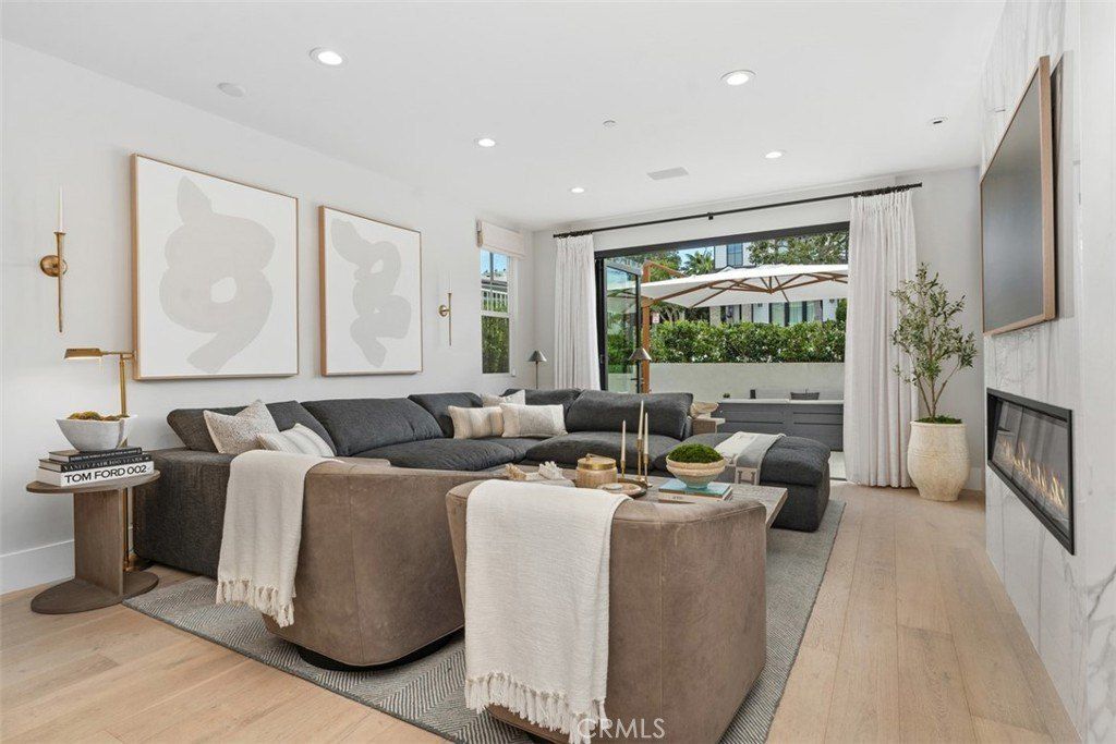 701 Poinsettia Avenue. Corona Del Mar, CA 92625