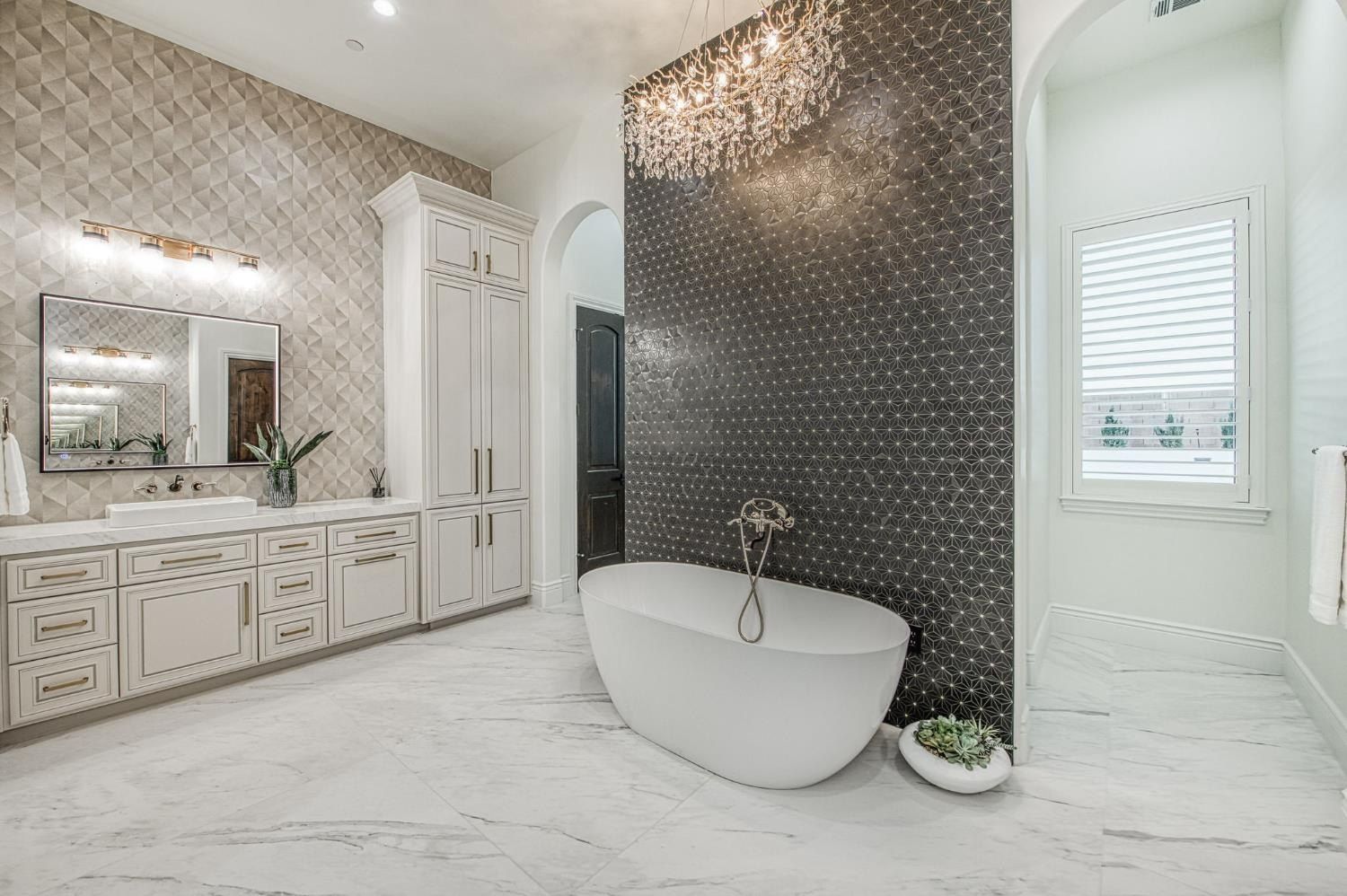 3729 E Queens Court. Clovis, CA 93619