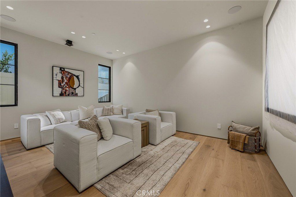 4900 Valjean. Encino, CA 91436