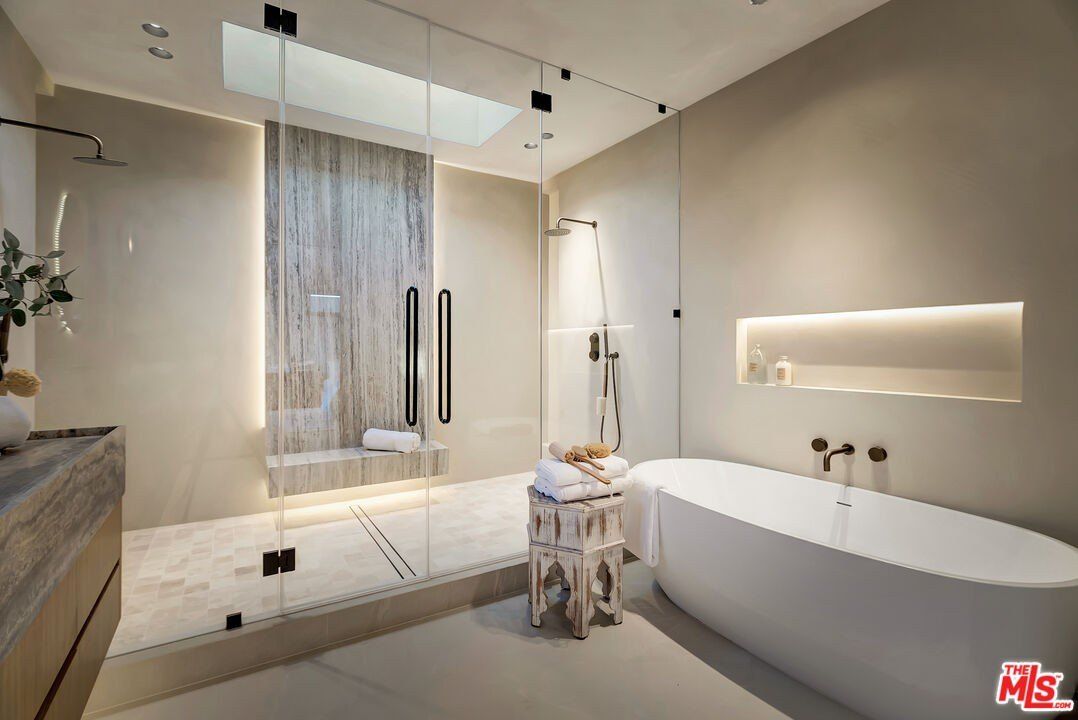 13221 Hesby St. Sherman Oaks, CA 91423