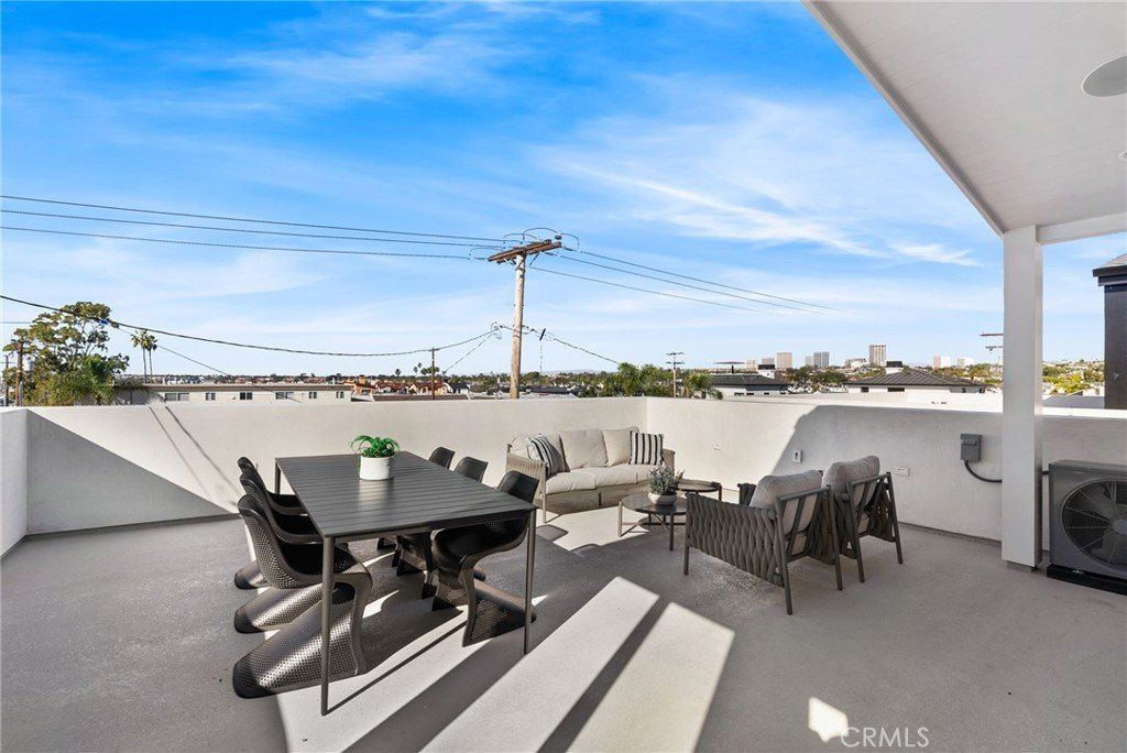 303 Fernleaf 5. Corona Del Mar, CA 92625