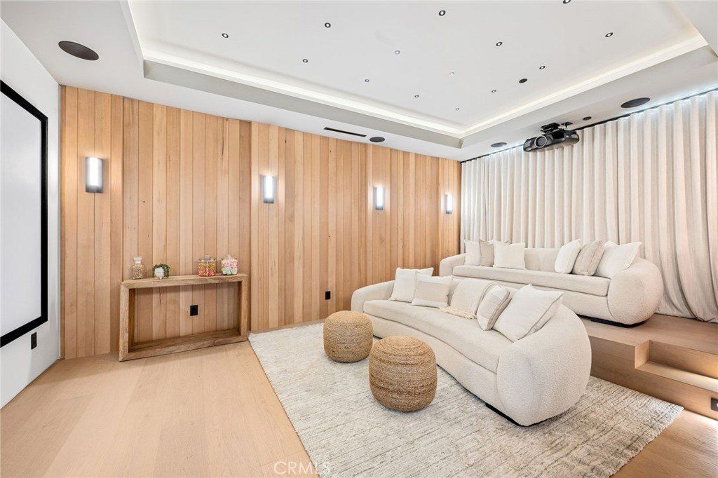 16728 Morrison Street. Encino, CA 91436