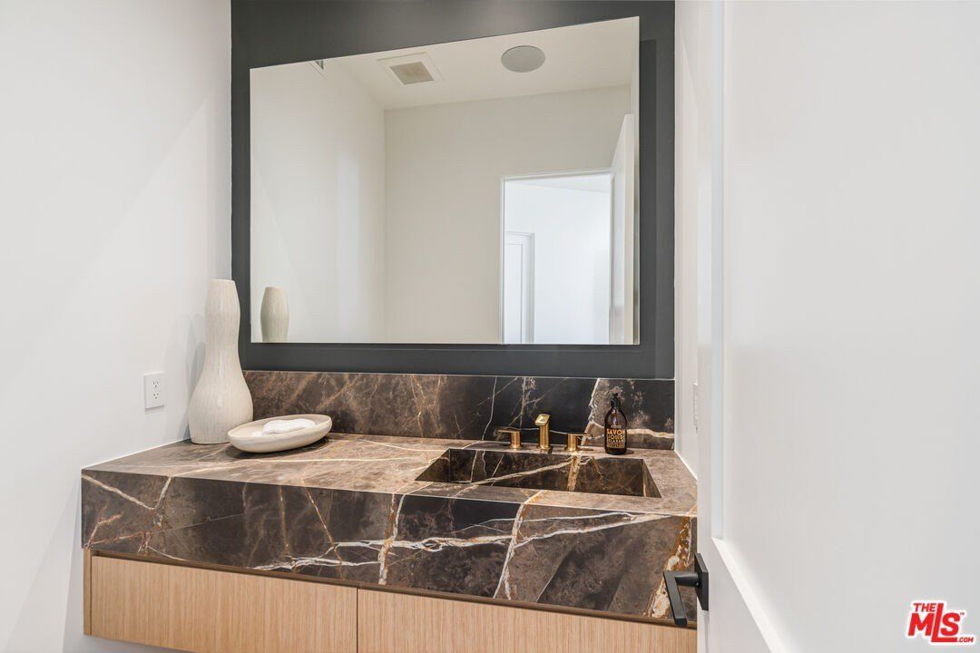 1205 Las Lomas Pl. Pacific Palisades, CA 90272