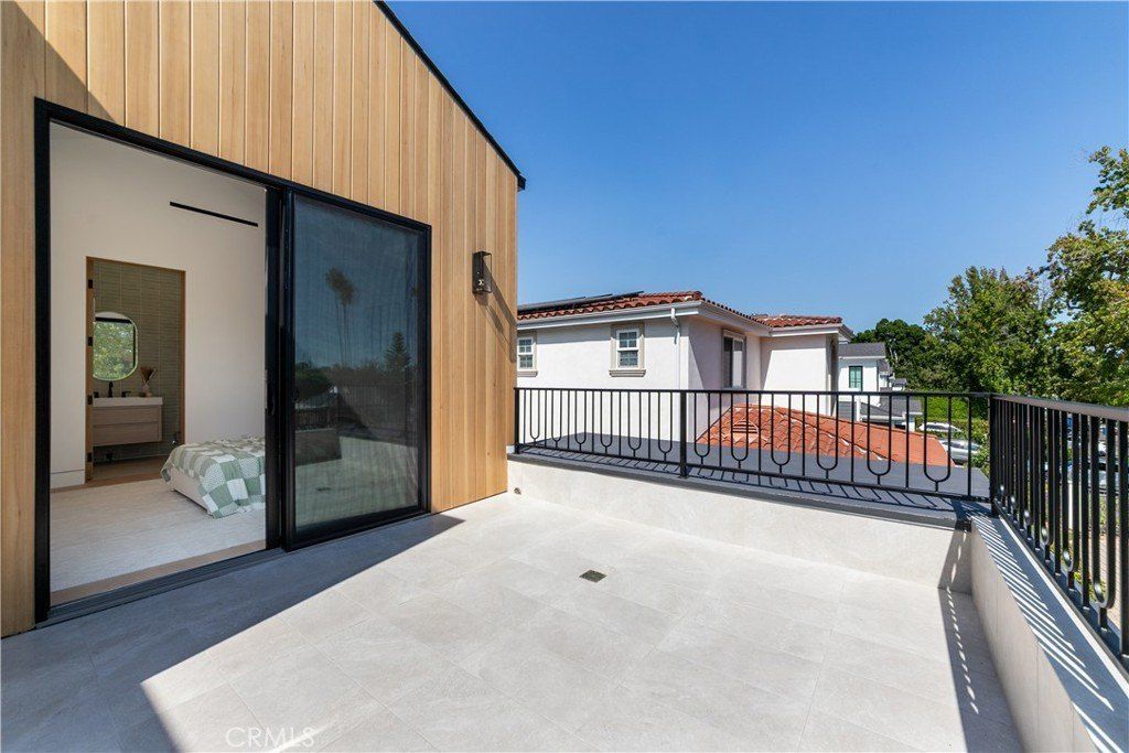 16749 Addison. Encino, CA 91436