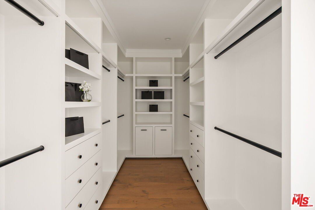 1742 Preuss Rd. Los Angeles, CA 90035