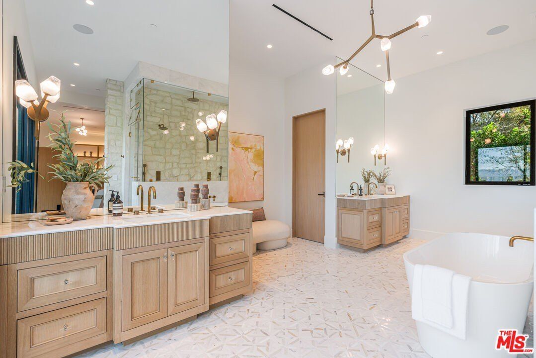 4000 Ballina Dr. Encino, CA 91436