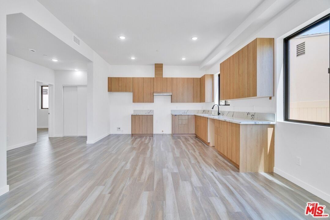 5622 Willowcrest Ave. North Hollywood, CA 91601