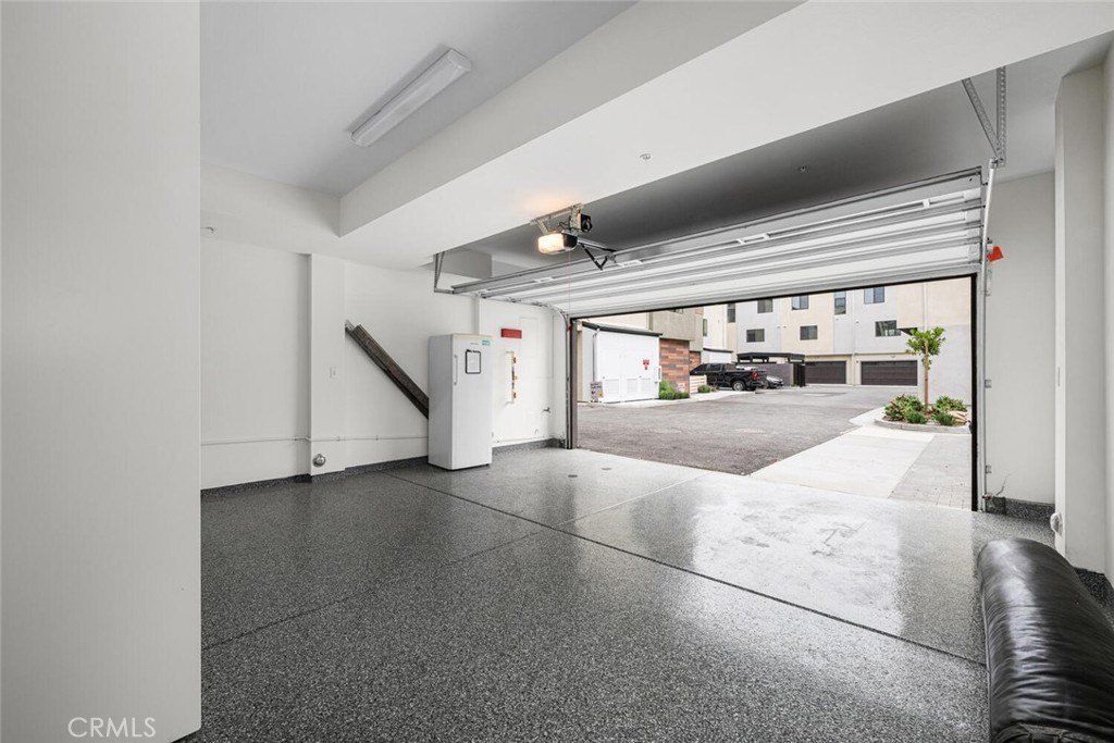 5860 Linden. Long Beach, CA 90805