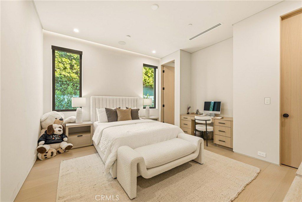 22924 Erwin Street. Woodland Hills, CA 91367