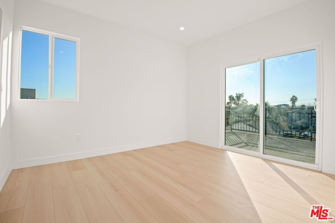 1707 S Burnside Ave. Los Angeles, CA 90019