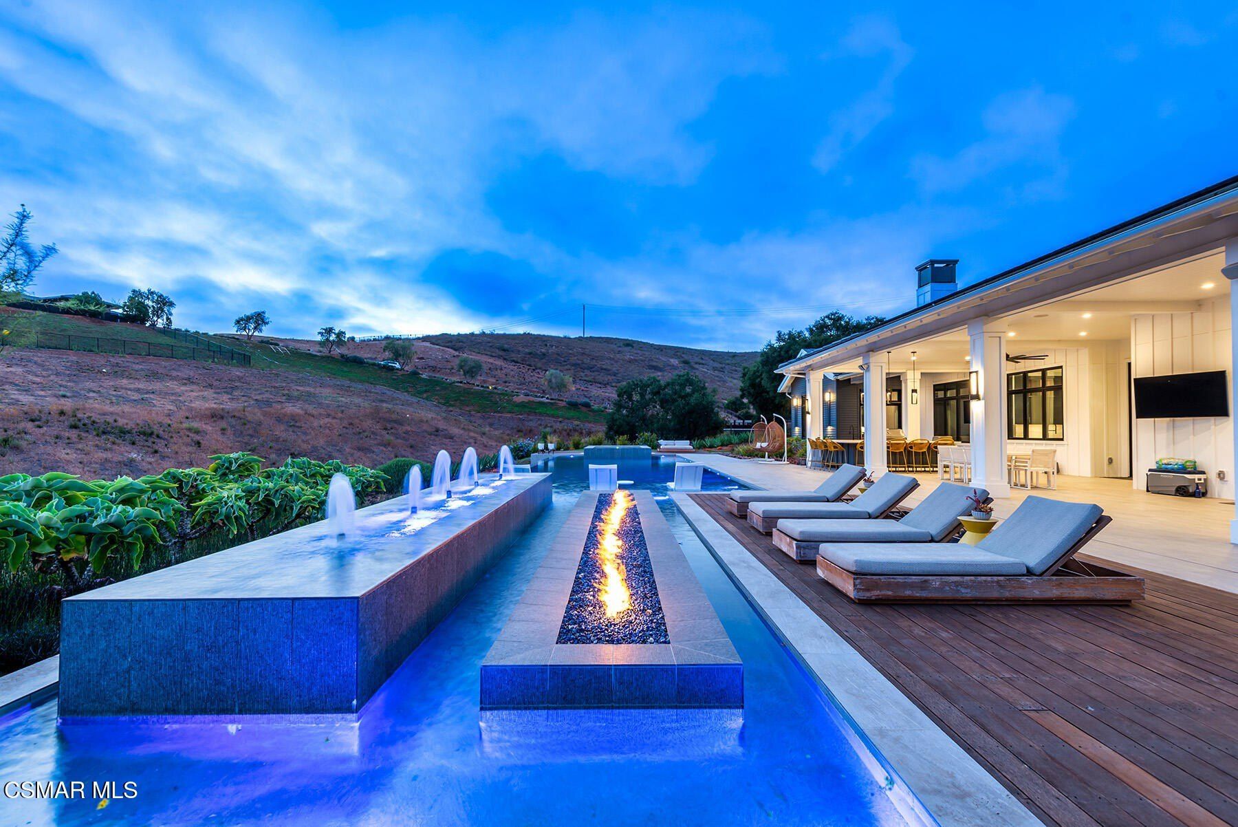 2111 High Knoll Circle. Westlake Village, CA 91362