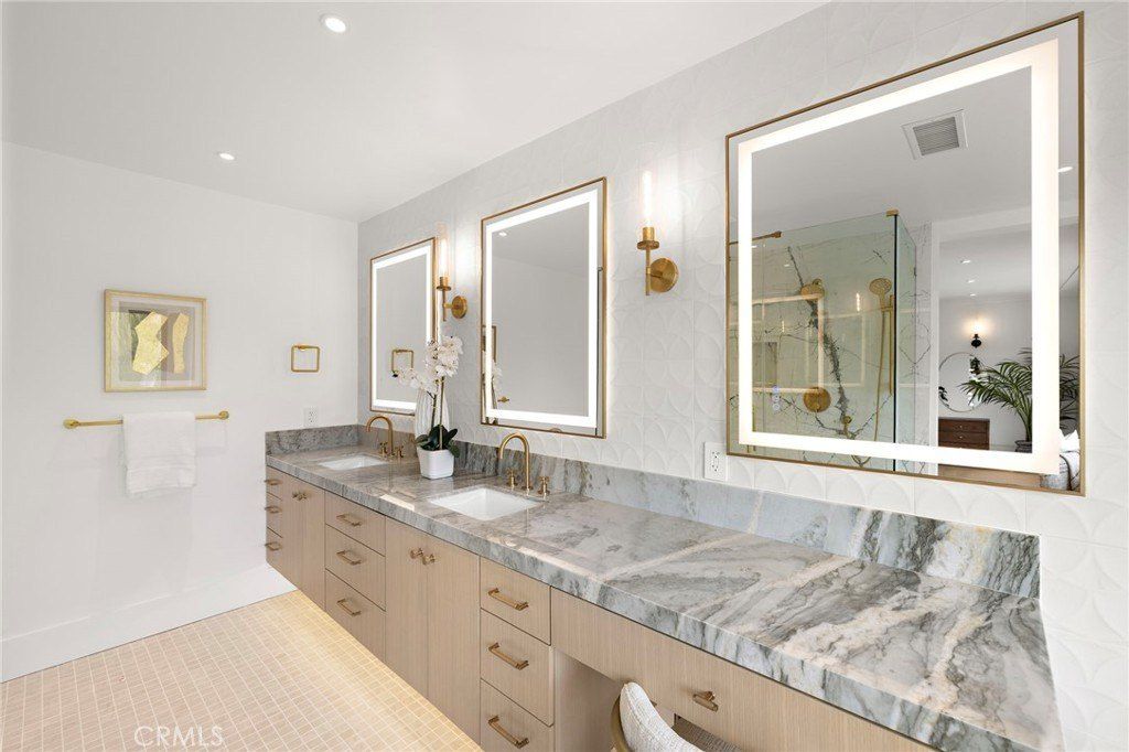 6 Monterey Circle. Corona Del Mar, CA 92625