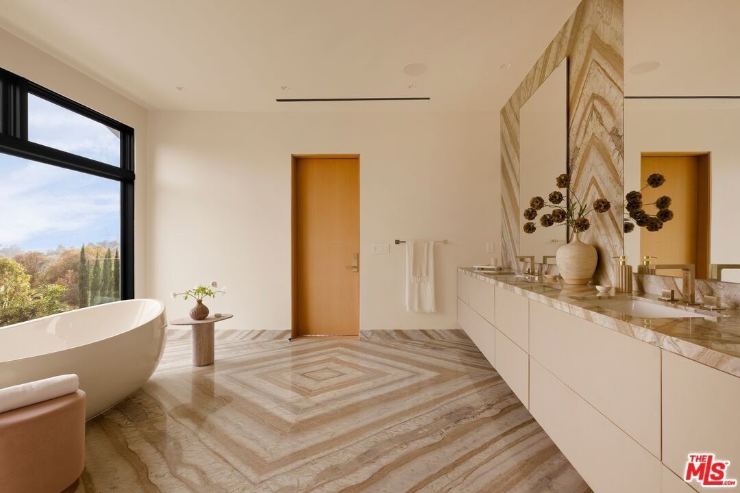 822 N Kenter. Los Angeles, CA 90049